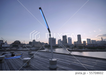 日本の横浜都市景観　横浜屈指の観光地・大さん橋（ブルーシートを敷いて眠る高齢者） 55708602