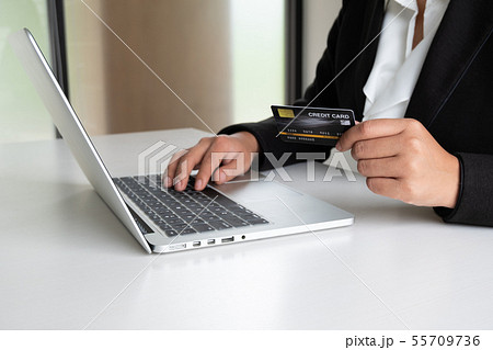 Business woman consumer holding credit card 55709736