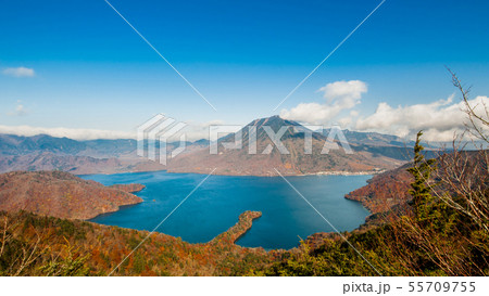 《栃木県》秋の日光、半月山から見下ろす中禅寺湖 、奥日光、空撮、八丁出島、 《栃木県》秋の日光、半月山から見下ろす中禅寺湖 、奥日光、空撮、八丁出島、 55709755
