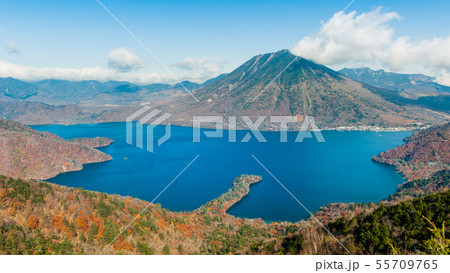 《栃木県》秋の日光、半月山から見下ろす中禅寺湖 、奥日光、空撮、八丁出島、 55709765