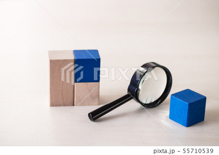 積み木とルーペ 55710539