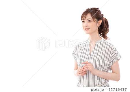 若い女性 見上げる 目線 若い女性 見上げる 目線 55716437