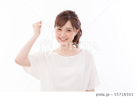 若い女性 ガッツポーズ 若い女性 ガッツポーズ 55716501