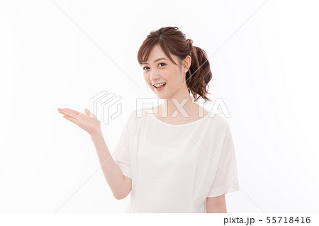 若い女性 指差し 手のひら 若い女性 指差し 手のひら 55718416
