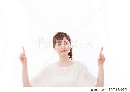 若い女性　考える　選ぶ　二択 55718446