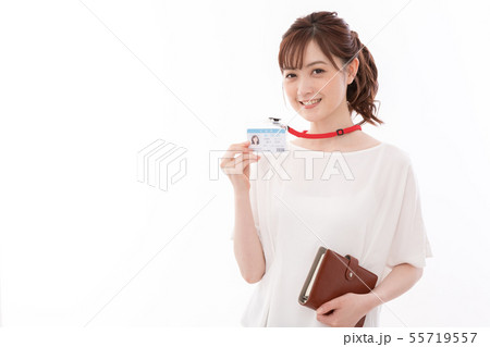 若い女性　オフィスカジュアル 55719557