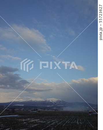 夕刻の十勝岳連峰 55723627