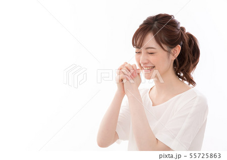 若い女性　祈る 55725863