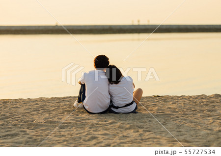 カップル　海　夕日 55727534