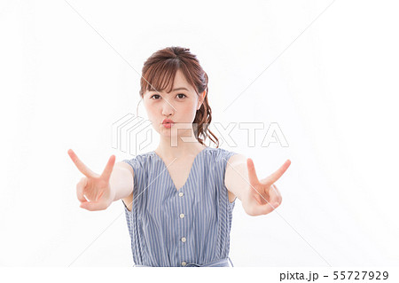 若い女性　ブイサイン 55727929