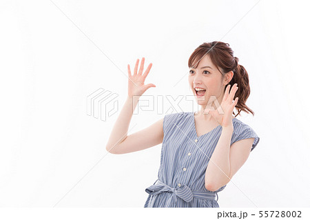 若い女性　驚く 55728002