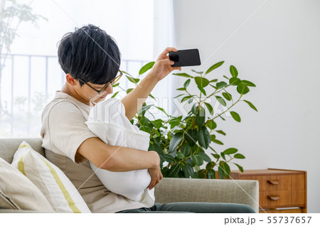 育児休業　パパ　子育て　スマホ 55737657