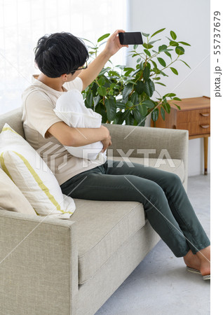育児休暇/家族と電話する子育てパパ 育児休暇/家族と電話する子育てパパ 55737679
