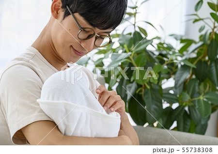 育児休業中のパパ 子育て 赤ちゃん 育児休業中のパパ 子育て 赤ちゃん 55738308