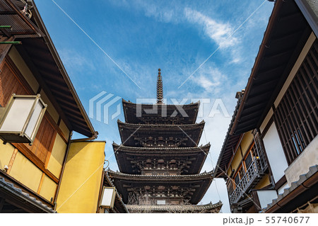 古都京都 八坂の塔と東山の町並み 55740677