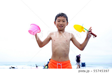 海水浴を楽しむ子供 55745397