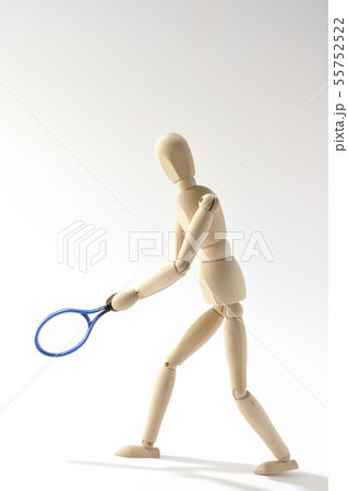テニスをする 55752522