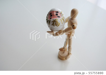 ダルマを持つ木の人形 55755890