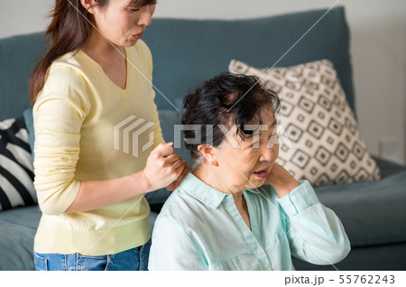 肩たたきしてもらう女性 肩たたきしてもらう女性 55762243