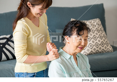 肩たたきしてもらう女性 肩たたきしてもらう女性 55765267