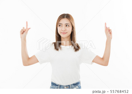 若い女性　指差し　二択 55768452
