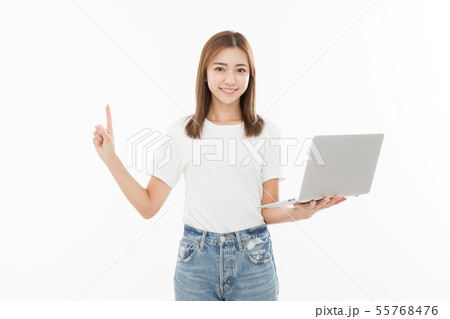 若い女性　ビジネスウーマン　カジュアル　会議　ノートパソコン 55768476