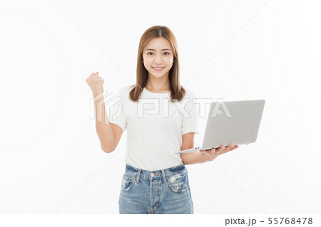 若い女性　ビジネスウーマン　カジュアル　会議　ノートパソコン 55768478