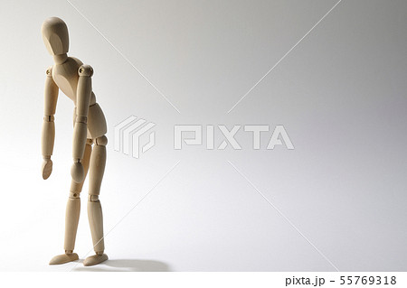 ガックリと肩を落とす 55769318