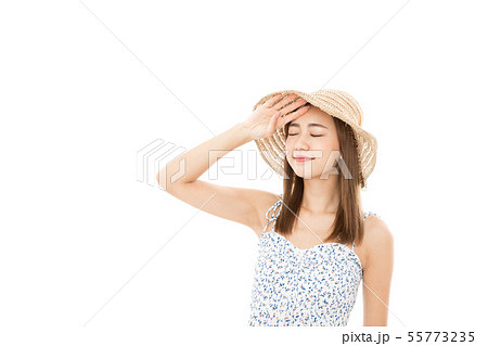 若い女性　眩しい　紫外線 55773235