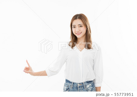 若い女性 指差し 若い女性 指差し 55773951