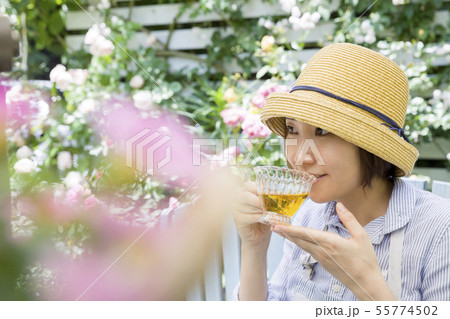ガーデンでお茶をする女性 ガーデンでお茶をする女性 55774502