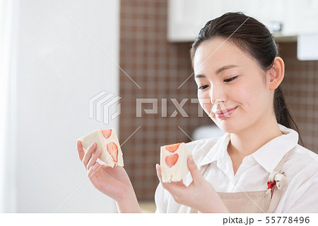 女性 フルーツサンド 女性 フルーツサンド 55778496