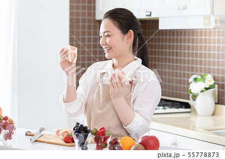 女性　フルーツサンド　 55778873