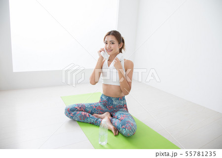 ヨガ　休憩 55781235
