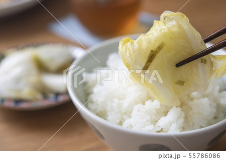 箸で漬物を持つ 55786086