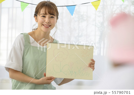 床にお座りしてお話しをする保育士（先生）とそれに答える子供 55790701