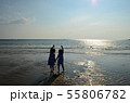 双子女子　後ろ姿　海岸 55806782