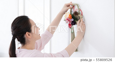 女性　ライフスタイル　お正月飾り 55809526