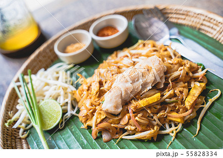 Pad Thai with grilled chicken 55828334