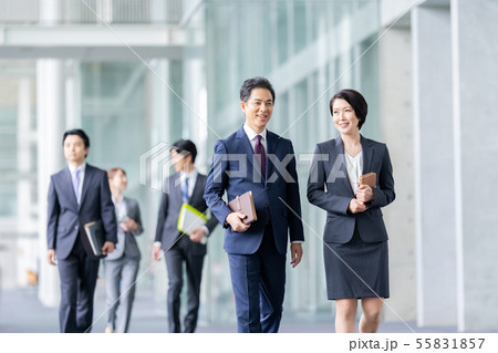 ビジネスイメージ　男性社員　女性社員　 55831857