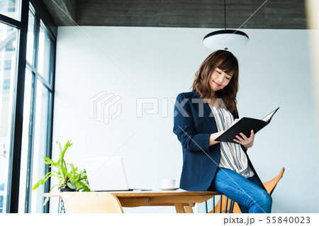 カフェ ライフスタイル ビジネス 女性 ビジネスウーマン カフェ ライフスタイル ビジネス 女性 ビジネスウーマン 55840023