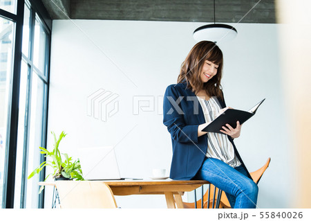 カフェ ライフスタイル ビジネス 女性 ビジネスウーマン カフェ ライフスタイル ビジネス 女性 ビジネスウーマン 55840026