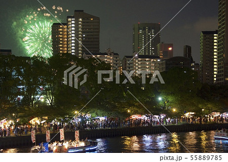 飛翔橋からの天神祭奉納花火大会の様子（大阪） 55889785