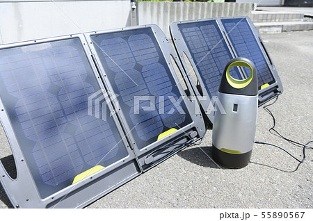 ソーラーパネルとポータブル電源 55890567