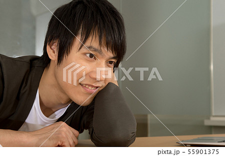 前のめりの眼差し 55901375