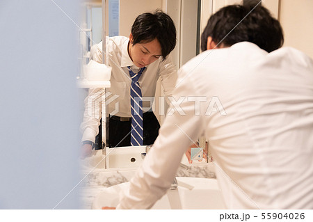 サラリーマンの朝 55904026