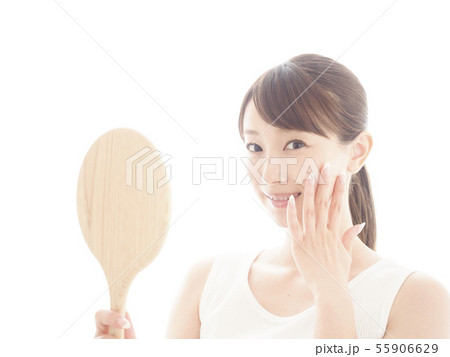 鏡を持って微笑む女性 鏡を持って微笑む女性 55906629
