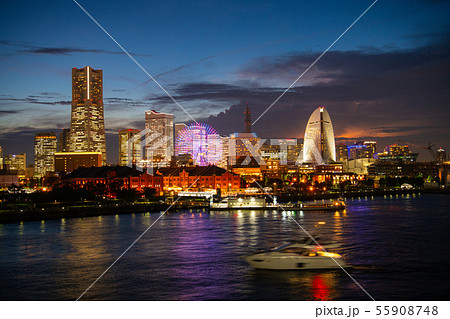日本の横浜都市景観 横浜みなとみらい21や空を赤く染める稲光（画面右奥）などを望む（夜景） 55908748