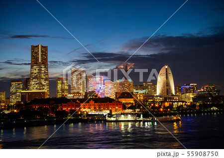 日本の横浜都市景観 横浜みなとみらい21や稲光(画面中央奥)などを望む(夜景) 日本の横浜都市景観 横浜みなとみらい21や稲光(画面中央奥)などを望む(夜景) 55908750
