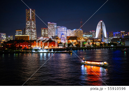 日本の横浜都市景観 横浜みなとみらい21などを望む 55910596